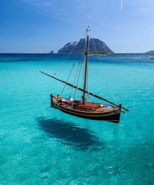 Segel-Epoche-Angiulin mit Aussicht Tavolara